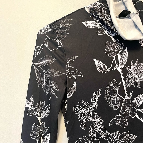 🍭 3/$15 DAZY black & white floral mock turtleneck - Picture 7 of 12
